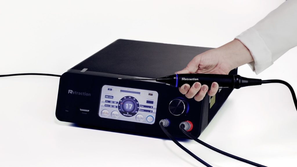 Equipamento Retraction da Meoty sendo utilizado para retração cutânea com radiofrequência em cirurgia corporal