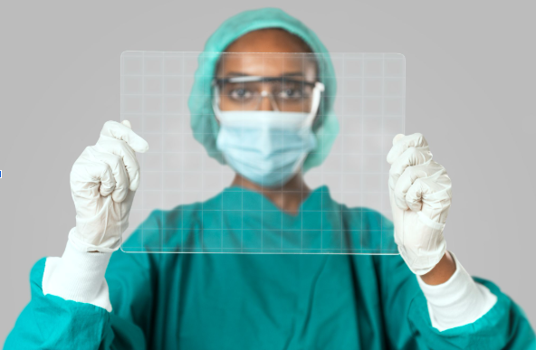 Profissional da saúde segurando interface transparente representando inovação em tecnologia cirúrgica